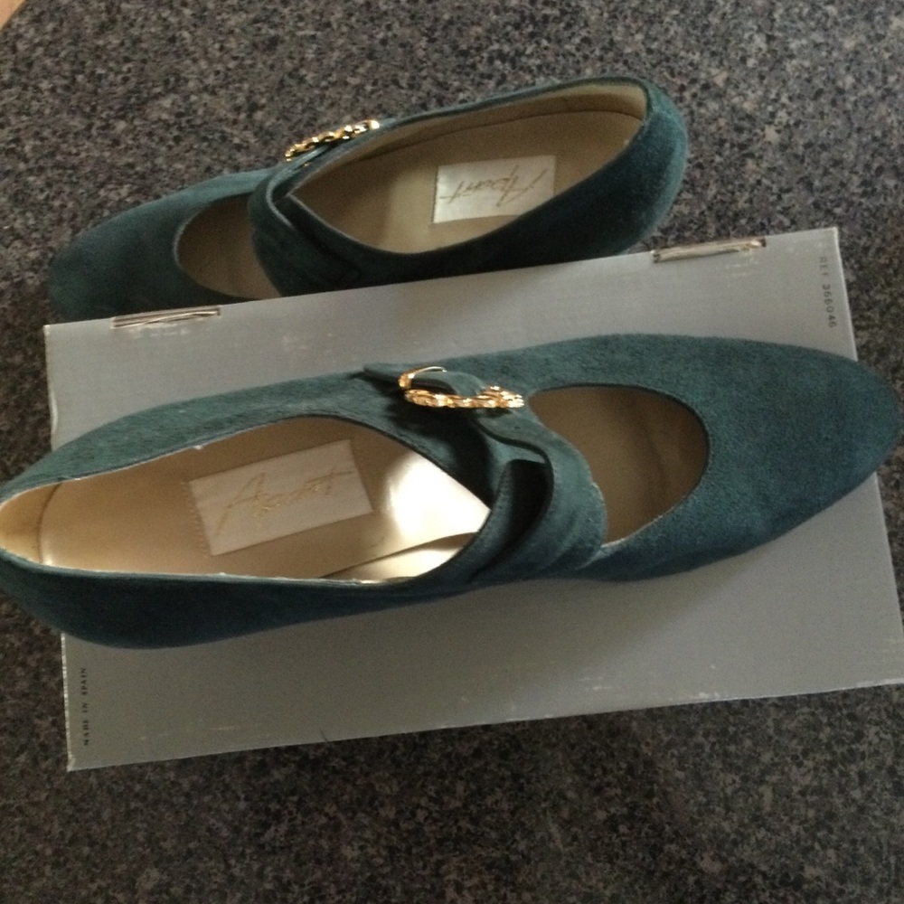 Shoes - Picture 5 of 5